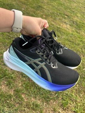 ASICS Women's Black Running Shoes with Blue Gradient Midsole and Teal Accents